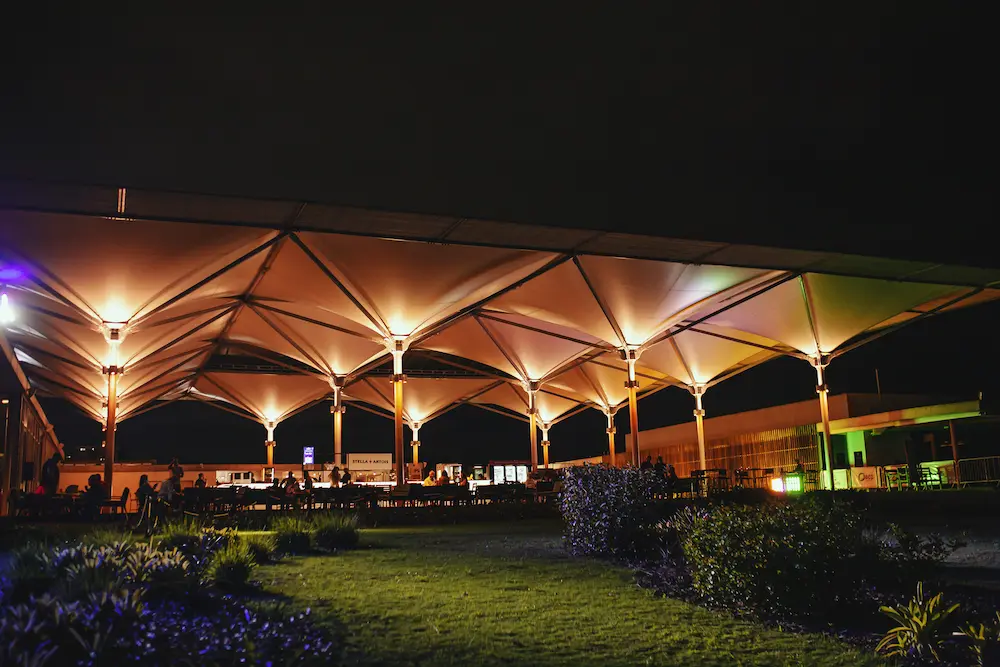 Coberturas e área externa reais do Campo Olímpico de Golfe à noite